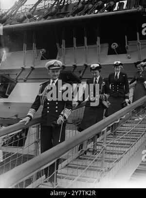 Duchess of Kent Mittagessen auf Nelsons Flaggschiff Portsmouth: Die Herzogin von Kent mit dem Oberbefehlshaber, dem Portsmouth Command, Admiral der Flotte Sir Algernon Willis, an Bord der HMS Victory. Die Herzogin hatte ein Mittagessen auf der " Victory ", Nelsons berühmtem Flaggschiff in der Schlacht von Trafalgar , während eines Besuchs der Royal Naval Kaserne am 19. Juli 1949 Stockfoto