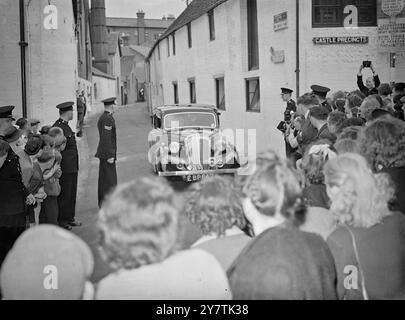 John George Haigh verlässt das Gericht nach dem Todesurteil Lewes, Sussex: Die Polizei hält die Menge zurück, die nach vorne dringt, um einen Blick auf John George Haigh zu erhaschen, der vom alten Assize Court hier weggetrieben wurde, nachdem er für schuldig befunden und wegen Mordes an Mrs. Olive Durand-Deacon zum Tode verurteilt worden war. Die Jury traf ihre Entscheidung nach nur zehn Minuten Beratungen am 19. Juli 1949 Stockfoto