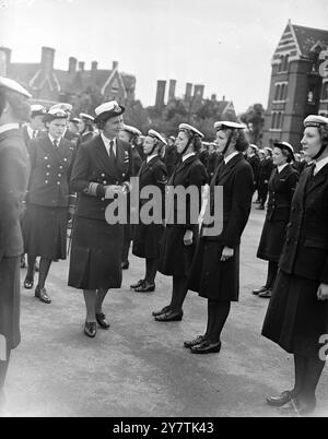 Duchess of Kent Mittagessen auf Nelsons Flaggschiff Portsmouth: Die Herzogin von Kent mit dem Oberbefehlshaber, dem Portsmouth Command, Admiral der Flotte Sir Algernon Willis, an Bord der HMS Victory. Die Herzogin hatte ein Mittagessen auf der " Victory ", Nelsons berühmtem Flaggschiff in der Schlacht von Trafalgar , während eines Besuchs der Royal Naval Kaserne am 19. Juli 1949 Stockfoto