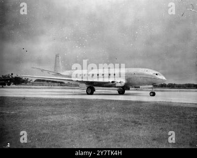 Hatfield , England : das Jet-Propellerflugzeug Comet der de Havilland Aircraft Company - in dem man hoffen kann, den durch den Krieg verloren gegangenen Spielraum wiederzugewinnen, als sich Großbritannien auf Kampfflugzeuge konzentrierte - wird hier zum ersten Mal aus der Fabrik geschleudert. Dieses jüngste Experiment in der Luftfahrtgeschichte - die Comet - ist das einzige voll-Jet-Flugzeug der Welt - wird von vier de Havilland " Ghost "-Triebwerken angetrieben und wird voraussichtlich mit fast 500 Stundenkilometern fahren - die Reise London-Sydney zum Beispiel wird 36 Stunden dauern. Das Flugzeug mit 36 Passagieren und einer vierköpfigen Besatzung Stockfoto