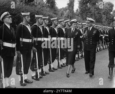 Duchess of Kent Mittagessen auf Nelsons Flaggschiff Portsmouth: Die Herzogin von Kent mit dem Oberbefehlshaber, dem Portsmouth Command, Admiral der Flotte Sir Algernon Willis, an Bord der HMS Victory. Die Herzogin hatte ein Mittagessen auf der " Victory ", Nelsons berühmtem Flaggschiff in der Schlacht von Trafalgar , während eines Besuchs der Royal Naval Kaserne am 19. Juli 1949 Stockfoto