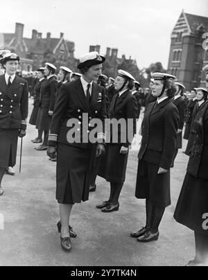 Duchess of Kent Mittagessen auf Nelsons Flaggschiff Portsmouth: Die Herzogin von Kent mit dem Oberbefehlshaber, dem Portsmouth Command, Admiral der Flotte Sir Algernon Willis, an Bord der HMS Victory. Die Herzogin hatte ein Mittagessen auf der " Victory ", Nelsons berühmtem Flaggschiff in der Schlacht von Trafalgar , während eines Besuchs der Royal Naval Kaserne am 19. Juli 1949 Stockfoto