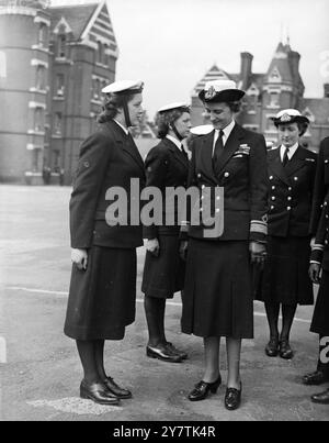 Duchess of Kent Mittagessen auf Nelsons Flaggschiff Portsmouth: Die Herzogin von Kent mit dem Oberbefehlshaber, dem Portsmouth Command, Admiral der Flotte Sir Algernon Willis, an Bord der HMS Victory. Die Herzogin hatte ein Mittagessen auf der " Victory ", Nelsons berühmtem Flaggschiff in der Schlacht von Trafalgar , während eines Besuchs der Royal Naval Kaserne am 19. Juli 1949 Stockfoto