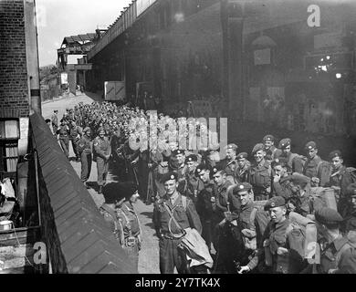 Weitere Truppen ziehen in die Londoner Docks Trupps des British Army Western Command in Clapham Junction Station in Süd-London , auf dem Weg , die wachsende Zahl von Forces Personal , die während des Lockout - Streiks der Londoner Docker in den Londoner Docks arbeiten , zu erhöhen . 19. Juli 1949 Stockfoto