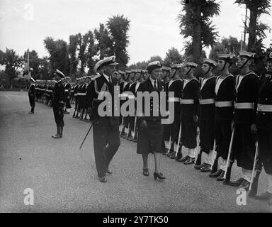 Duchess of Kent Mittagessen auf Nelsons Flaggschiff Portsmouth: Die Herzogin von Kent mit dem Oberbefehlshaber, dem Portsmouth Command, Admiral der Flotte Sir Algernon Willis, an Bord der HMS Victory. Die Herzogin hatte ein Mittagessen auf der " Victory ", Nelsons berühmtem Flaggschiff in der Schlacht von Trafalgar , während eines Besuchs der Royal Naval Kaserne am 19. Juli 1949 Stockfoto