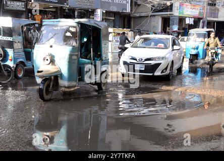 HYDERABAD, PAKISTAN, Quetta, 1. Oktober 2024. Überflutete Straße durch überflutetes Kanalisationswasser, die Probleme für Bewohner und Pendler verursachte, was Nachlässigkeit der betroffenen Behörden zeigt, an der Miran Shah Muhammad Road in Hyderabad am Dienstag, 1. Oktober 2024. Stockfoto