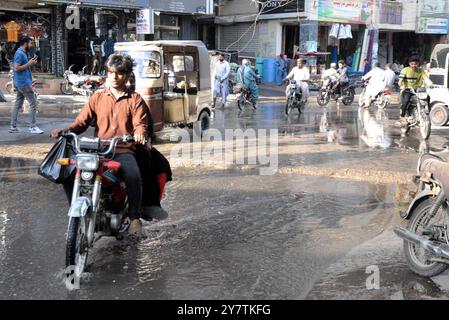 HYDERABAD, PAKISTAN, Quetta, 1. Oktober 2024. Überflutete Straße durch überflutetes Kanalisationswasser, die Probleme für Bewohner und Pendler verursachte, was Nachlässigkeit der betroffenen Behörden zeigt, an der Miran Shah Muhammad Road in Hyderabad am Dienstag, 1. Oktober 2024. Stockfoto