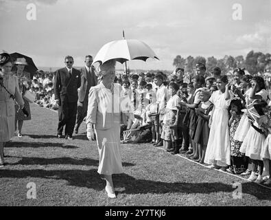 Royal Tour of South AfricaPHoto zeigt: Königin Elizabeth lächelt unter ihrem Sonnenschirm in Anerkennung der Begrüßung der Kinder in Standerton , Transvaal , während der Tour der Royal Family durch Südafrika . Zu den Kindern, die so offensichtlich froh sind, die Königin zu sehen, gehören 12 Indianer, die von ganzem Herzen an der loyalen Demonstration gegenüber der Königlichen Familie teilgenommen haben, obwohl die indische Gemeinschaft in Südafrika am 31. März 1947 Differenzen mit der südafrikanischen Regierung hat Stockfoto