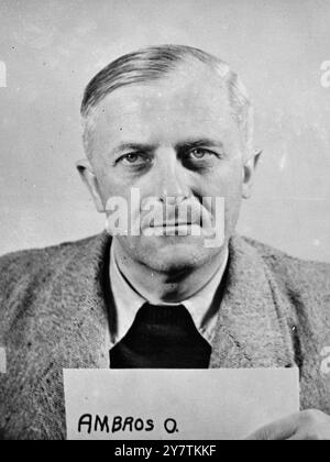 Otto Ambros wartet auf Prozess bei der Nürnberger IG Farben Trial 1947 Stockfoto