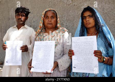 HYDERABAD, PAKISTAN, Quetta, 1. Oktober 2024. Die Einwohner von Kotri halten am Dienstag, den 1. Oktober 2024, im Pressesaal von Hyderabad eine Protestdemonstration gegen die hohe Händigkeit der Polizei und einflussreicher Menschen ab. Stockfoto