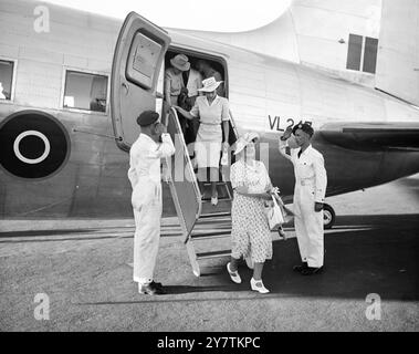 Royal Tour of South Africa der erste Flug der Royal Family in Südafrika zum ersten Mal während der Tour der British Royal Family durch Sputh Africa wurden die King's Flight of Viking Flugzeuge zur Beförderung der Royal Party verwendet, als der King and Queen und die beiden Prinzessinnen 90 Meilen nördlich von Bloemfontein flogen, um einen Tag im Orange Free State Game Reserve zu verbringen . Das Foto zeigt: Die Königin (im Vordergrund) und Prinzessin Elizabeth (auf den Stufen), als sie den Wikinger bei der Rückkehr nach Bloemfontein am 13. März 1947 verließen Stockfoto