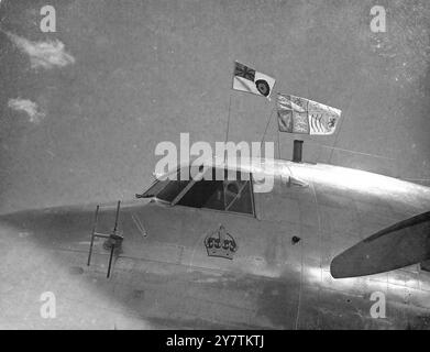 Royal Tour of South Africa der erste Flug der Royal Family in Südafrika zum ersten Mal während der Tour der British Royal Family durch Sputh Africa wurden die King's Flight of Viking Flugzeuge zur Beförderung der Royal Party verwendet, als der King and Queen und die beiden Prinzessinnen 90 Meilen nördlich von Bloemfontein flogen, um einen Tag im Orange Free State Game Reserve zu verbringen . Foto zeigt: Queen's Standard (rechts) von ihrem Wikingerflugzeug aus. Links ist die Flagge der Royal Air Force. 13. März 1947 13. März 1947 Stockfoto