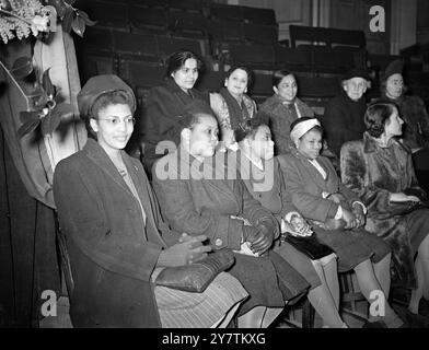 Frauen aus vielen Ländern – von China bis zu den Vereinigten Staaten – nahmen an einer Konferenz zum Internationalen Frauentag in der Kingsway Hall in London Teil. Fotoshows: Delegierteninnen aus Jamaika, Sierre Leone und Nigeria, die auf der Konferenz am 8. März 1947 einen Redner hören Stockfoto