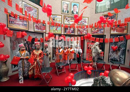 HYDERABAD, PAKISTAN, Quetta, 1. Oktober 2024. Kinder tragen traditionelle Kleider während der Zeremonie zum 75. Chinesischen Nationalfeiertag, der am Dienstag, 1. Oktober 2024 im Chinesischen Kulturzentrum in Peschawar stattfindet. Stockfoto