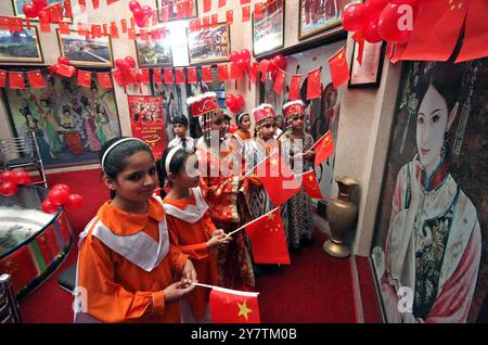 HYDERABAD, PAKISTAN, Quetta, 1. Oktober 2024. Kinder tragen traditionelle Kleider während der Zeremonie zum 75. Chinesischen Nationalfeiertag, der am Dienstag, 1. Oktober 2024 im Chinesischen Kulturzentrum in Peschawar stattfindet. Stockfoto