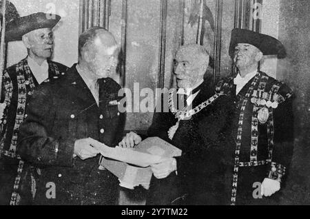 General Dwight D Eisenhower erhält die Freiheit der Stadt Edinburgh. Der Lord Provost of Edinburgh, Sir John Ireland Falconer, führte bei der Zeremonie den Vorsitz und überreichte dem General das burgess Ticket. Foto zeigt: General Eisenhower und Lord Provost Sir John I. Falconer mit der Schriftrolle, die dem General in einem Sarg präsentiert wurde. Auf der linken und rechten Seite befinden sich Halberdiers der Stadt. Die Halberdiers , alle ehemaligen Polizisten , fungieren als Wachen für den Lord Provost und die Stadträte 4. Oktober 1946 4. Oktober 1946 Stockfoto