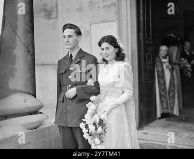 Die Hochzeit von Miss Jean Margaret MacDonald in St. John's Church, St. John's Wood, London mit Edmund Charles Megson aus Regent's Park, London. Die Braut , ehemaliges Mitglied der Women's Auxiliary Air Force und - wie der Bräutigam - Meteorologe , ist die Tochter von Alisatair G MacDonald, dem Architekten und Enkelin von Ramsay MacDonald am ,7. März 1947 Stockfoto