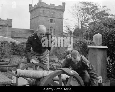 General Eisenhower und sein Sohn John sehen Souvenirs vergangener Kriege in Culzean Castle, Maybole, Carrick, das während ihres Besuchs in Schottland im Oktober 1946 ihre Residenz war. Eine Wohnung in der Burg wurde dem ehemaligen Supreme Allied Commander vom National Trust for Scotland zur Verfügung gestellt, dem der Marquess of Ailsa die Burg als Geste der Dankbarkeit und Bewunderung des schottischen Volkes für seine Dienste als Kriegsführer übergab. Die Wohnung gehört General Eisenhower für den Rest seines Lebens. "Ike" verfügt auch über 2.000 Hektar Erschießungsfläche, mit freundlicher Genehmigung des Marquess Stockfoto