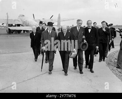 Die Richter Großbritanniens in Nürnberg kommen von airLord Justice Lawrence , der den Vorsitz des Internationalen Kriegsverbrechertribunals geleitet hatte , das 22 Nazi-Führer in Nürnberg verhandelt hat , und Herrn Justice Birkett , der ebenfalls Mitglied des Tribunals gewesen war , kamen am Flughafen Northolt in der Nähe von London mit ihren Mitarbeitern nach Abschluss ihrer Arbeit in Nürnberg an . Foto-Shows: Lord Justice Lawrence ( links) und Mr Justice Birkett ( Mitte ) mit Lord Jowitt , dem Lordkanzler ( rechts) , der sie bei ihrer Rückkehr aus Nürnberg in Northolt begrüßte . Der Lordkanzler ist der höchste Offizier von Stockfoto