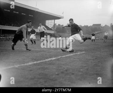 Das Prager Team erzielte das erste Tor bei HighburyArsenal gegen A C Sparta A C Sparta , die Prager Fußballmannschaft , die in diesem Jahr den tschechoslowakischen Cup und die Ligameisterschaft gewann , spielte das erste Spiel ihrer britischen Tour gegen Arsenal in Highbury , London . Das Ergebnis war ein Unentschieden von 2-2. Fotos zeigen: George Smatlik, Spartas linker Flügelspieler, der gerade das erste Tor der Prager Mannschaft erzielt. George Swindin, Torhüter des Arsenals, ist links zu sehen, als er beim Versuch herauskam, zu retten. Der linke Hintergrund (in dunklem Hemd) ist Francis Hajek, der Sparta-Mittelstürmer und rechts von ihm ist das weiße Hemd Leslie Comp Stockfoto