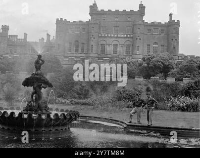 General Eisenhower und sein Sohn John auf dem Gelände von Culzean Castle, Maybole, Carrick, das während ihres Besuchs in Schottland im Oktober 1946 ihre Residenz war Stockfoto