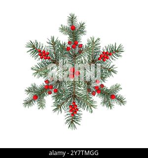 Abstrakte Schneeflocke aus Nadelzweigen, verziert mit künstlichen roten Beeren. Weihnachtliche Einrichtung. Designelement für festliche Weihnachten A Stockfoto