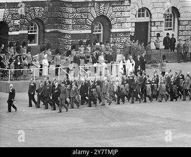 DER KÖNIG GRÜSST SIE BEI DER VERLEIHUNG DER FARBEN. - Die Szene auf der Pferdegardparade als König (mitten im Daiis) würdigt die Veteranen der Coldstream Guards während der Zeremonie, in der der König dem 3. Bataillon anlässlich des 300. Jahrestages der Bildung des Regiments neue Farben präsentierte. - Andere, die man auf der Straße sehen kann, sind (links) die Herzogin von Kent mit ihrem Sohn, Prinz Michael, und Prinzessin Margaret, Königin Maria und Königin. - 5. Juli 1950 Stockfoto