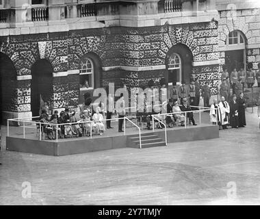 DER KÖNIG GRÜSST SIE BEI DER VERLEIHUNG DER FARBEN. Die Szene auf der Pferdegardparade als König (mitten im Daiis) würdigt die Veteranen der Coldstream Guards während der Zeremonie, in der der König dem 3. Bataillon anlässlich des 300. Jahrestages der Bildung des Regiments neue Farben präsentierte. Andere, die auf dem Dais zu sehen sind, sind (links) die Herzogin von Kent mit ihrem Sohn, Prinz Michael, und Prinzessin Margaret, Königin Maria und Königin. 5. Juli 1950 Stockfoto