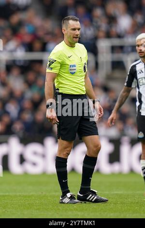 Newcastle, Großbritannien. September 2024. Schiedsrichter Jarred Gillett während des Spiels Newcastle United FC gegen Manchester City FC English Premier League in St. James' Park, Newcastle, England, Vereinigtes Königreich am 28. September 2024 Credit: Every Second Media/Alamy Live News Stockfoto