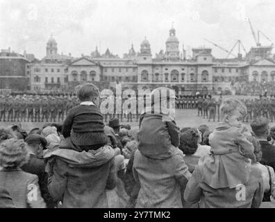 KÖNIGLICHE FAMILIE BEOBACHTET, WIE KÖNIG DEM 3. BATAILLON COLDSTREAM GUARDS NEUE FARBEN PRÄSENTIERT. - Die Männer des 3. Bataillons, Coldstream Guards, zeigen ihre neuen Farben während der Zeremonie der Pferdewache heute, als der König als Oberst des Regiments den 300. Jahrestag der Gründung des Regiments mit der Präsentation der neuen Farben bezeichnete. - Im Hintergrund sind Mitglieder der Königsfamilie zu sehen, darunter Königin Mary, Prinzessin Margaret und die Königin. - 5. Juli 1950 Stockfoto