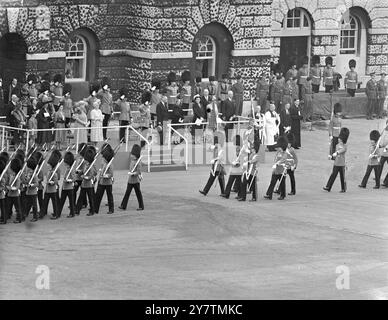 DER KÖNIG GRÜSST SIE BEI DER VERLEIHUNG DER FARBEN. Die Szene auf der Pferdegardparade als König (mitten im Daiis) würdigt die Veteranen der Coldstream Guards während der Zeremonie, in der der König dem 3. Bataillon anlässlich des 300. Jahrestages der Bildung des Regiments neue Farben präsentierte. Andere, die auf dem Dais zu sehen sind, sind (links) die Herzogin von Kent mit ihrem Sohn, Prinz Michael, und Prinzessin Margaret, Königin Maria und Königin. 5. Juli 1950 Stockfoto