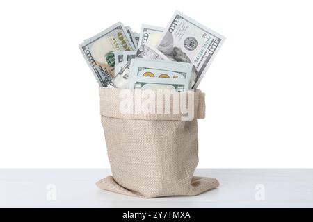 Dollar-Banknoten in der Tasche auf dem Tisch vor weißem Hintergrund Stockfoto