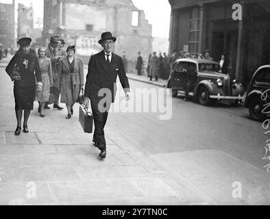 Heath's Counsel kommt zum zweiten Tag des MordtrialFotoshows: Mr. J D Casswell , KC , leitender Anwalt der Verteidigung , kommt am zweiten Tag des Prozesses gegen Neville George Clevely Heath im Old Bailey an, mutmaßlicher Doppelmord wegen Mordes an Mrs. MargeryGardner und Miss Doreen Marshall am 24. September 1946 Stockfoto