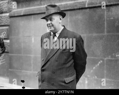 Taxifahrer Zeuge fährt nach dem ersten Tag des Old Bailey Prozesses - "Drive Heath and Murdered Woman" Foto zeigt: Taxifahrer hart , einer der Zeugen , verlässt das Old Bailey nach dem ersten Tag des Prozesses gegen George Neville Heath wegen Mordes von Mrs Margery Gardner in einem Hotel in Notting Hill, Lonodn. In Anlehnung an Herrn Anthony Hawke , der Staatsanwaltschaft , fuhr Harter einen Mann und eine Frau , identifiziert als Heath und Mrs Gardner , vom Panama Club in South Kensington zum Pembridge Court Hotel , wo Frau Gardner ihren Tod fand . 24. September 1946 Stockfoto