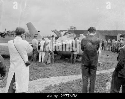 Großbritanniens neues schwanzloses Flugzeug hat Testflug - vielleicht schneller als Weltrekordflugzeug Großbritanniens neuestes Versuchsflugzeug, die de Havilland 108 ( The Swallow ), das über den Weltrekordkurs in der Nähe von Littlehampton geflogen werden soll, Sussex ' um wissenschaftliche Daten zu liefern', und einen vorläufigen Testflug in Hatfield, Herts. Die Swallow, die schneller als die Gloster Meteor-Doppeljet-Maschine ist, die den Weltrekord von 616 Stundenkilometern aufstellte, hat nach hinten geschwenkte Flügel und nicht das Schwanz. Er wird von einem einzigen hochgestuften de Havilland Goblin-Jet-Motor angetrieben. Foto zeigt: Die Schwalbe hat eine fina Stockfoto