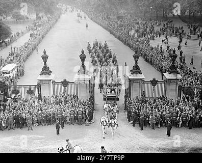 DIE KRIEGSSIEGER ZIEHEN DURCH LONDON, WÄHREND MILLIONEN von Menschen auf der Strecke drangen, eine Marschkolonne mit 21000 Soldaten aus dem gesamten britischen Empire und aus den Alliierten und eine mechanisierte Kolonne mit 480 Fahrzeugen, die von Jeeps bis zu den schwersten gepanzerten Kampfmaschinen reichten, durch die Straßen Londons, um den Siegtag zu feiern. - Berühmte Kommandanten fuhren in der Prozession und Sonderkontingente repräsentierten Arbeiter und Verteidiger der Heimatfront. König George, der von anderen Mitgliedern der königlichen Familie begleitet wurde, nahm den Gruß in der Mall. - Foto zeigt: König G Stockfoto