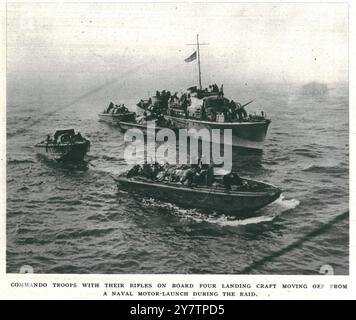 Dieppe RAID - 19. August 1942Commando-Truppen mit ihren Gewehren an Bord von vier Landungsbooten, die während des Überfalls von einem Marinemotor abgesetzt wurden. August 1942 Stockfoto