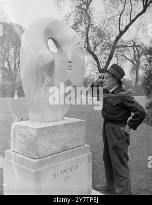 Mr. C Barnard, ein verwirrter Battersea (South London) Parkwächter, wirft einen zweiten Blick - diesmal ohne Spektakel - auf die Skulptur "Biolith", eine blaue Ancaster-Steinskulptur von Barbara Hepworth, die auf der zweiten internationalen Freiluftausstellung für Skulpturen im Battersea Park, London, gezeigt wird. Die Ausstellung – die erste fand 1948 statt – wurde vom London County Council in Zusammenarbeit mit dem Arts Council of Great Britain organisiert. Barbara Hepworth, die für das Festival of Britatin's South Bank Exhibition gearbeitet hat, wurde 1903 in Wakefield, Yorkshire, geboren und lebt heute in Cornwall. 7 M Stockfoto