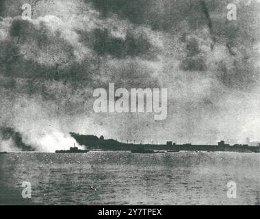 Dieppe RAID - 19. August 1942 an den Stränden, feuern Marinekraftwerke an der Küste, während die Lastkähne mit Panzern, amourierten Fahrzeugen und Truppen ihren Weg zu den angegebenen Landepunkten ansteuern. August 1942 Stockfoto