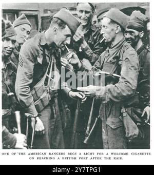 The Dieppe RAID - 19. August 1942einer der American Rangers bittet um eine willkommene Zigarette, wenn er nach dem Angriff einen britischen Hafen erreicht. August 1942 Stockfoto
