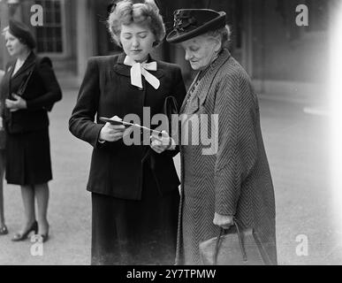 Bei der Einweihung im Buckingham Palace, London, verlieh der König Georg VI. Auszeichnungen an die nächsten Verwandten der Kriegshelden, die in der Schlacht starben. Fotoshows: Mrs. Rourke , Witwe von Lieut T M Rourke , zeigt seiner Großmutter sein MC nach der Einweihung im Buckingham Palace , London 14. Mai 1946 Stockfoto