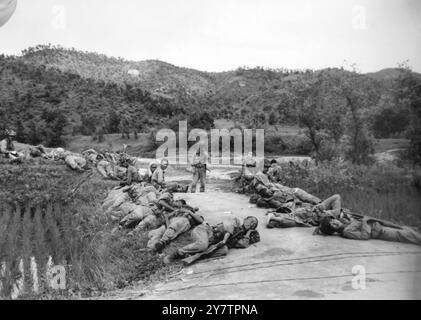 A SLEEP ON THE RETREATSomewhere in Korea: Schlafmüde Soldaten der Südkoreanischen Armee schlafen während ihres Rückzugs von Frontpositionen, die von Truppen der US-Armee eingenommen wurden, auf der Straße. Die Präsenz amerikanischer Soldaten in Korea hat die Moral der südkoreanischen Streitkräfte stark gestärkt. 14. Juli 1950 Stockfoto