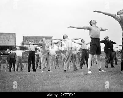 In verschiedenen Teilen Britians wurde im Rahmen der Kampagne "Fitness for Service" in verschiedenen Teilen Britians ein körperliches Training gestartet, das Männer auf den Militärdienst vorbereiten und auch dazu beitragen soll, die Munitionsarbeiter fit und gut zu halten. Foto zeigt: Ein körperlicher Trainingskurs, der auf dem Fulham Football Ground in London, England, trainiert wird. 23. Juni 1940 Stockfoto