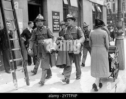 MAORI-SOLDATEN SEHEN LONDONMaori-Soldaten, die im neuseeländischen Kontingent nach England kamen und die Gelegenheit nutzen, um eine Besichtigungstour durch London zu machen. 24. Juni 1940 Stockfoto