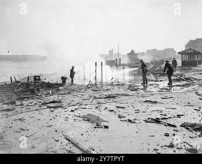 Das Wrack nach einer Stadt an der Südostküste, möglicherweise Dover, wurde von feindlichen Flugzeugen bombardiert und mit Langstreckengewehren beschossen. - Vereinigtes Königreich 12. September 1940 Stockfoto