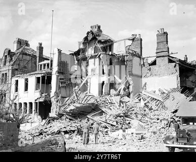 SEEMANNS HAUS ZERSTÖRT BEI BOMBENANGRIFFEN UND BESCHUSS DER STADT AN DER SÜDOSTKÜSTE : Foto zeigt: Das Wrack eines Seemannshauses zerstört, als eine Stadt an der Südostküste bombardiert und von feindlichen Flugzeugen beschossen und mit Fernwegegeschützen beschossen wurde. - Vereinigtes Königreich 12. September 1940 Stockfoto