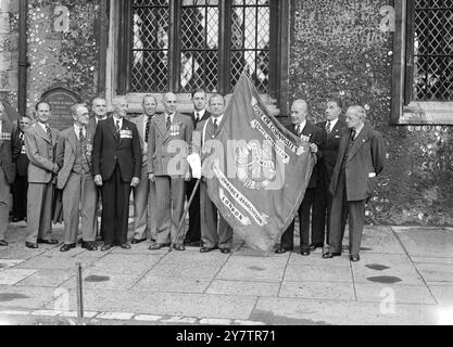 SPECIAL FOR Western MORNING NEWS Mitglieder der Old Comrades Association (London Branch) der Light Infantry des Duke of Cornwall mit ihrem Banner nach der Widmung ihrer Farbe in der Chapel Royal, St Peter Ad Vincula im Tower of London, London, England. 16. Juli 1950 Stockfoto