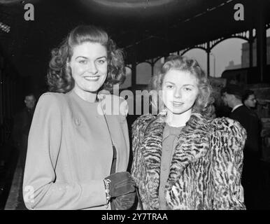 BERYL DAVIS TRIFFT BERYL DAVIS - ZWEI BBC-STARS TREFFEN SICH, UM ZU BESPRECHEN, WELCHER NAME GEÄNDERT WERDEN SOLL. Miss Beryl Davis, eine Radiostar, die vor ihrem 21. Geburtstag mehr als 2.300 Sendungen gemacht hat, traf Miss Beryl Davis, Sopranistin und Neuankömmling aus Birmingham, um gemeinsam ein freundliches Mittagessen zu essen und zu entscheiden, wer ihren Namen ändern soll, da kürzlich Verwirrung über die Identität der Namen aufkam, als die zweite Miss Davis ihre Sendung begann. Foto-Shows: Miss Beryl Davis aus Birmingham (links) begrüßte bei ihrer Ankunft am Bahnhof Euston, London, Miss Beryl Davis aus London. Letzteres i Stockfoto