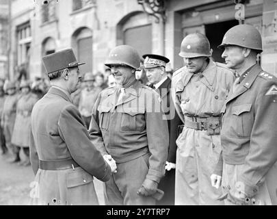 Amerikanische Generäle, die von General de GaullePhoto geehrt werden, zeigt: General de Gaulle mit General Jacob L Devers, Kommandant der 6. Armee Europa. Rechts ist Lieutenant General Alex Patch, 13. Februar 1945 Stockfoto