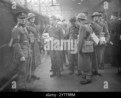 NAZIS UNTER GENAUER BEOBACHTUNG Foto zeigt: Deutsche Flieger, die jetzt Kriegsgefangene sind, umringt von britischen Wachen auf dem Bahnsteig des Londoner Bahnhofs, wo sie sich in ein Internierungslager hineinzogen. 29. Oktober 1940 Stockfoto